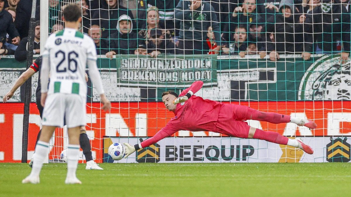 LIVE Eredivisie | ’Mr 1-0’ Klaassen laat uitgelezen Ajax-kans liggen: FC Groningen-keeper Vaessen stopt strafschop