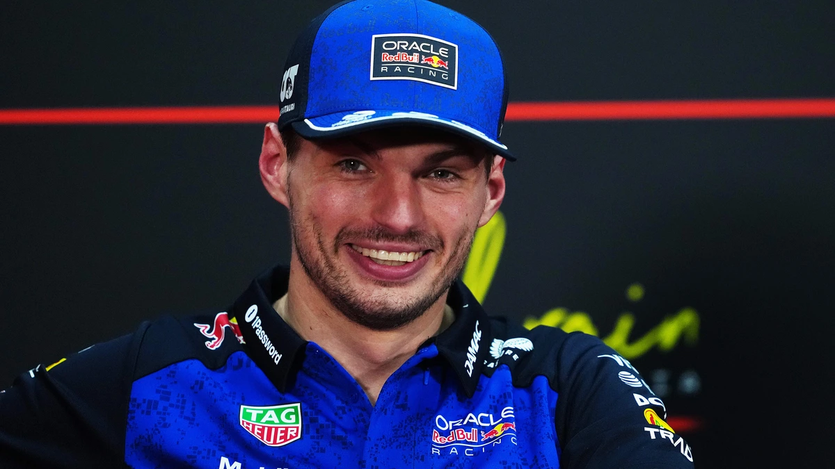 Max Verstappen kan weinig met teksten van George Russell over koelvest: ’Ik neem hem wel een paar keer mee naar de sauna’