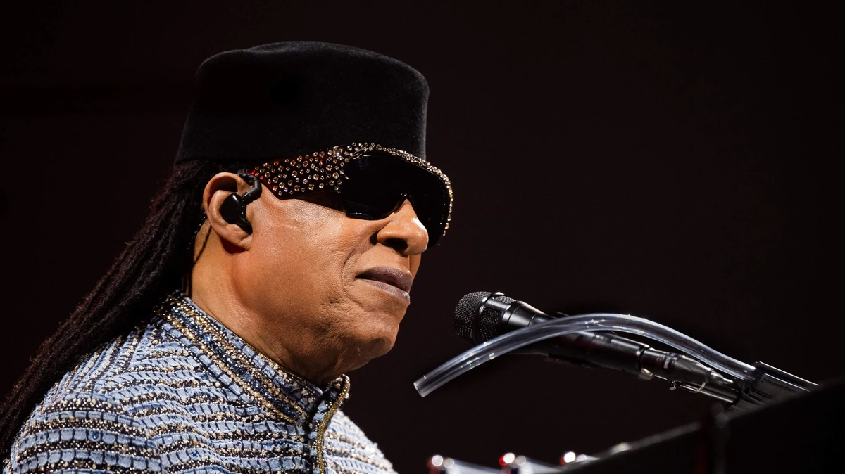 Stevie Wonder klaagt ’ex-verloofde’ Carmen Efferson aan, die al bijna 40 jaar in zijn huis woont