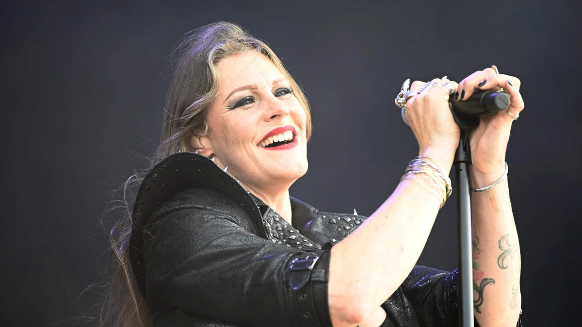 Zangeres Floor Jansen (45) vertrekt bij metalband Nightwish: ’Een moeilijke beslissing’