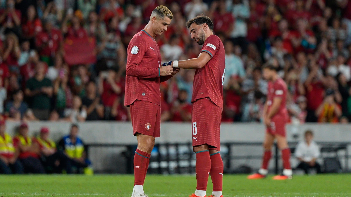 Bruno Fernandes roemt Cristiano Ronaldo: ’Grootste symbool van ons nationale elftal’