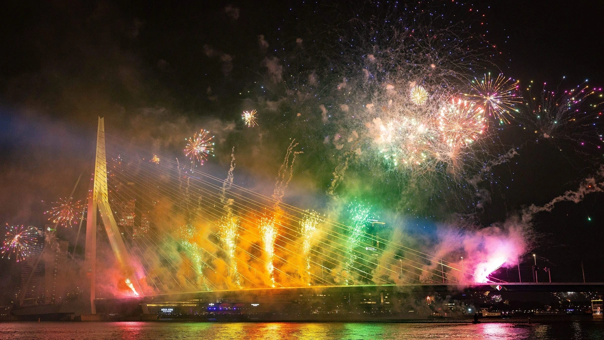Toch vuurwerkshow bij Erasmusbrug komende jaarwisseling: Rotterdam trekt ruim acht ton uit voor evenement