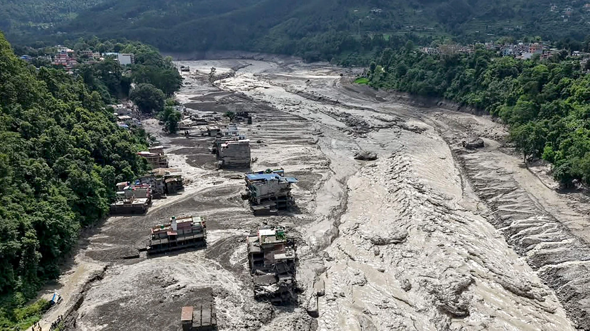 Nieuwe overstroming verwoest huizen en bruggen in Nepal: dorpelingen halsoverkop geëvacueerd