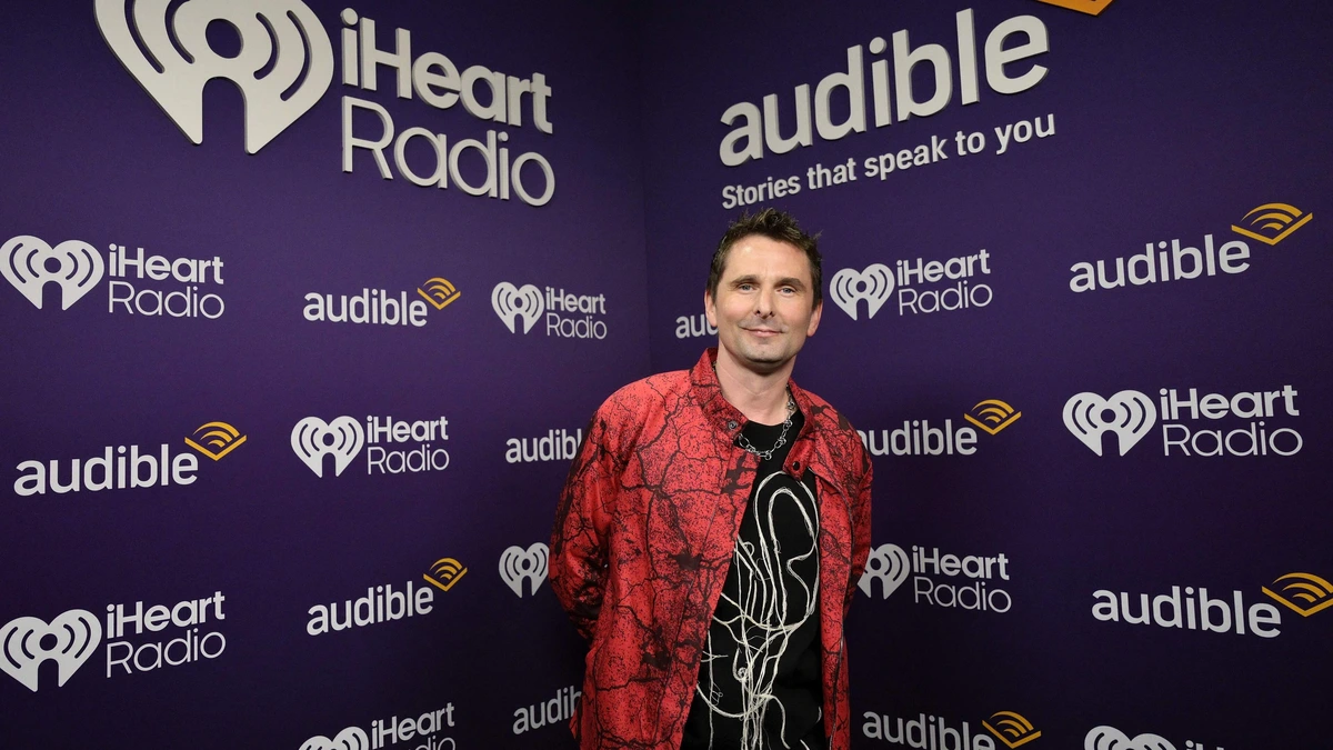 Muse-frontman Matt Bellamy (48) kondigt twee maanden na scheidingsaanvraag nieuwe relatie met influencer (34) aan: ’Dat ging snel’