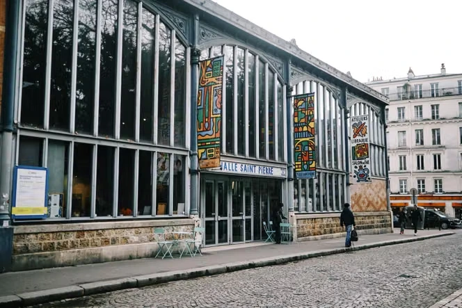 Inquiétudes autour de l’avenir de la Halle Saint-Pierre, haut lieu parisien de l’art brut