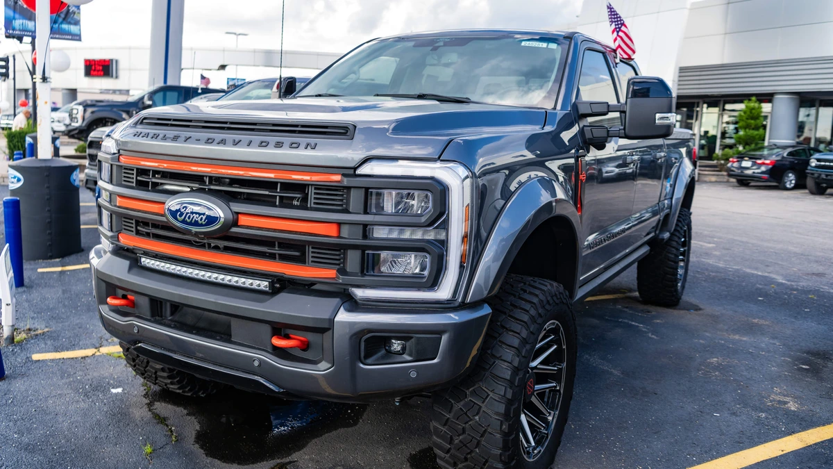 Ford verhoogt winstverwachting, maar oorlog en inflatie drukken orders