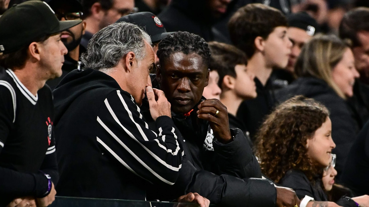 Clarence Seedorf ziet Corinthians weer eens een punt pakken vanaf de tribune