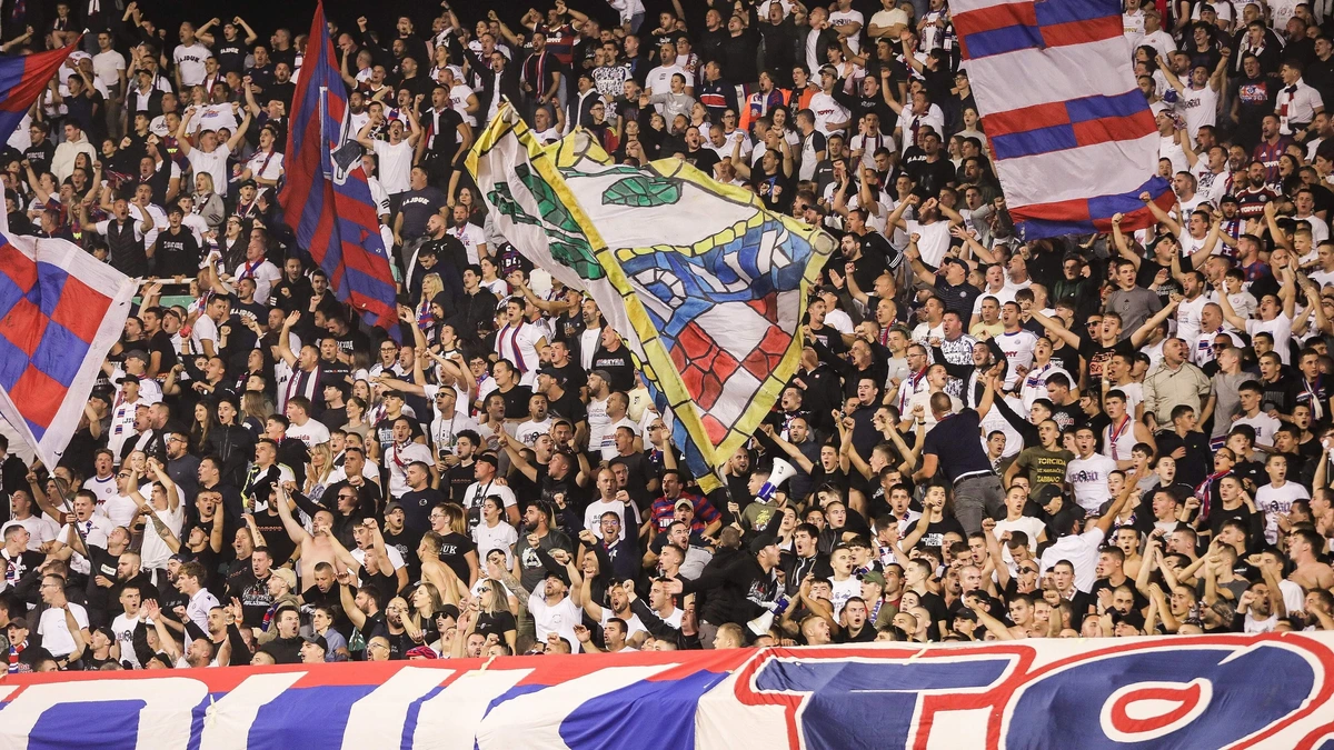 Kroatische voetbalbond verafschuwt gedrag Hadjuk Split-fans richting Ajax en onderzoekt misdragingen: ’Schandelijk en onaanvaardbaar’